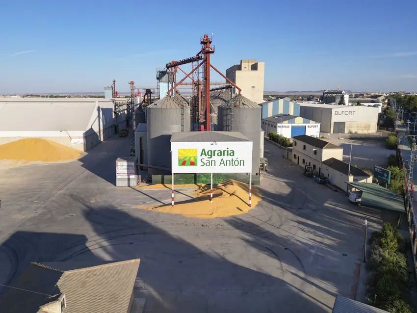 Fachada de Agraria San Antón y sus instalaciones